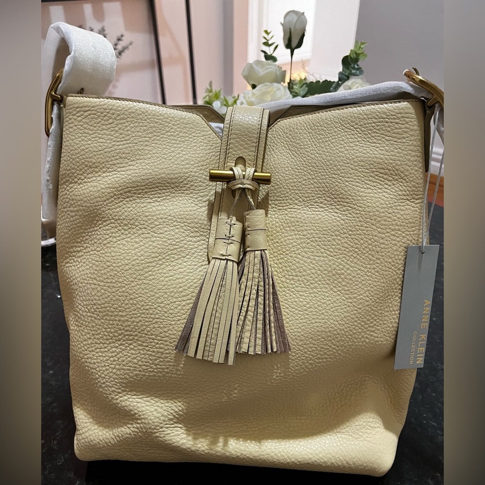 Anne Klein HOBO bag (Butter leather/Yellow)
Brand New (Tassel removable)